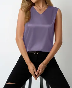 Detailansicht eines eleganten lila Satin-Ärmellos-V-Ausschnitt-Tops für die Sommermode