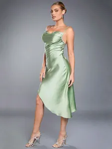 Élégante robe midi en satin vert sauge avec décolleté bénitier et ourlet irrégulier chic