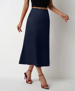 Jupe midi satinée coupe sirène bleu marine élégante montrée en détail sur mannequin.