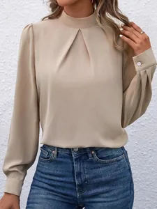 Detailansicht der beigen Satinbluse mit plissiertem Stehkragen und langen Ärmeln