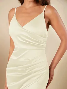 Elegante crèmekleurige satijnen bruidsmeisjesjurk met geplooide details en bandjes
