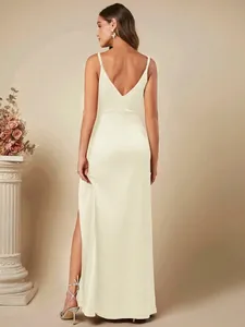 Elegante achteraanzicht van een satijnen slipdress met hoge zijsplit en V-hals detail.