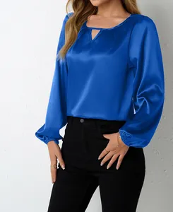 Detailansicht einer königsblauen Satinbluse mit V-Ausschnitt und eleganten Ärmeln