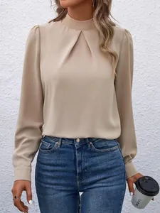 Nahaufnahme des raffinierten Plissee-Ausschnitts an dieser eleganten beigen Satinbluse