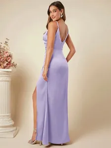 Achteraanzicht van elegante paarse satijnen maxi-jurk met geplooide details en split