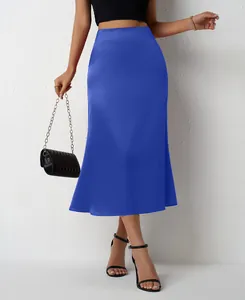 Jupe mi-longue élégante en satin bleu royal avec une texture soyeuse et coupe sirène