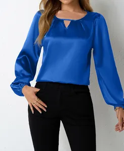 Detailansicht einer eleganten blauen Satinbluse mit langen Ärmeln und Cut-out-Ausschnitt