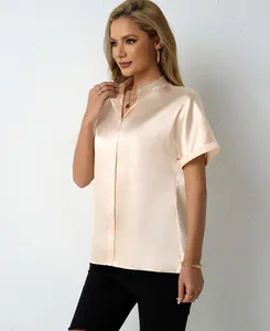 Dettaglio camicia in raso champagne a maniche corte con elegante colletto alla coreana e lucido