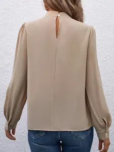 Rückansicht der eleganten beigen langärmeligen Satinbluse mit Knopf-Schlüsselloch-Detail
