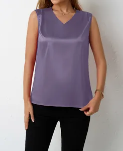 Elegante ärmellose lila Satinbluse mit V-Ausschnitt für Damen ideal für Büro und Alltag.