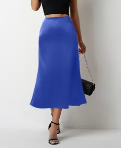 Détail élégant d'une jupe midi en satin bleu vif avec un magnifique ourlet de sirène.