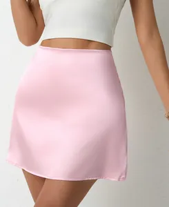 Dettaglio di minigonna a trapezio in raso rosa a vita alta con lucentezza.