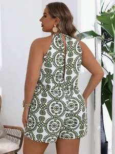 Vue arrière d'une barboteuse grande taille imprimée blanc et vert avec détail dos nu