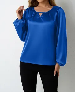 Detailansicht der königsblauen Satinbluse mit elegantem, plissiertem Ausschnitt