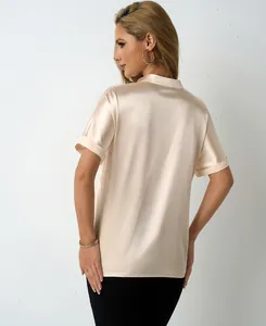 Vista posteriore di una camicia in raso champagne a maniche corte con elegante colletto
