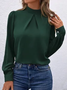 Detailansicht einer eleganten dunkelgrünen Satinbluse mit plissiertem Stehkragen und Ärmeln