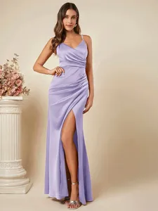Elegante lavendel satijnen jurk met spaghettibandjes, geplooid lijfje en hoge split