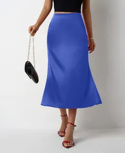 Vue détaillée d'une jupe midi en satin bleu vif avec une silhouette sirène soyeuse