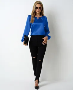 Elegante königsblaue Satinbluse mit langen Ärmeln und stilvollem Schlüsselloch-Ausschnitt
