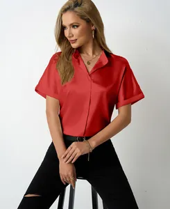 Elegante camicia in raso rosso a maniche corte con collo a lupetto e maniche raglan
