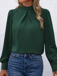 Detailansicht einer eleganten dunkelgrünen Satinbluse mit Stehkragen und Falten