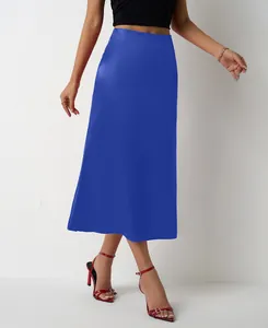 Détail d'une jupe midi en satin bleu roi avec ourlet sirène et finition lisse et soyeuse.
