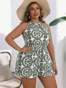 Détail de la combinaison short grande taille blanche avec imprimé feuilles vertes.