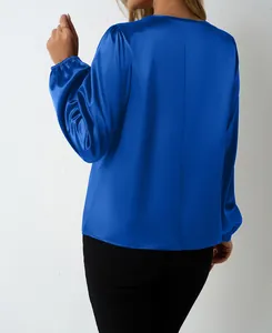 Rückenansicht einer eleganten königsblauen Satinbluse mit Stoffstruktur und Gummibündchen