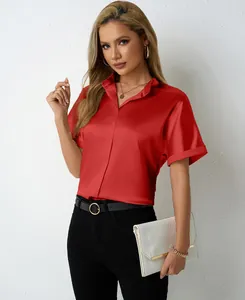 Modella che indossa una camicia in raso rosso vibrante a maniche corte e colletto alto