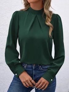 Elegante dunkelgrüne Satinbluse mit plissiertem Stehkragen und langen Ärmeln für Damen