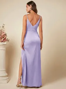 Gedetailleerd achteraanzicht van een elegante lavendel satijnen jurk met hoge split