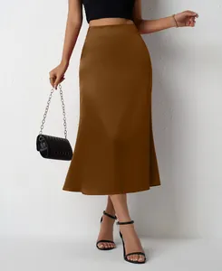 Jupe midi satinée marron élégante avec texture lisse et brillante pour femmes