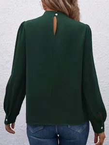 Rückansicht einer eleganten dunkelgrünen Satinbluse mit Schlüssellochausschnitt
