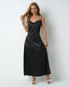 Robe longue élégante en satin noir à fines bretelles et col bénitier pour le soir