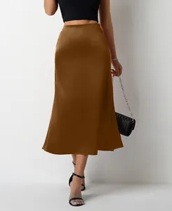 Jupe midi élégante en satin marron de coupe sirène pour femme avec un fini brillant