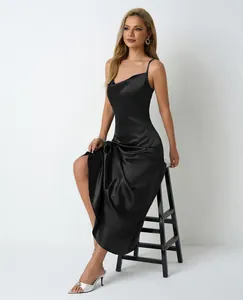 Robe midi élégante en satin noir avec col bénitier et fines bretelles