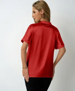 Vista posteriore di una camicia rossa in raso a maniche corte con colletto alla coreana.
