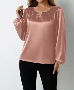 Detaillierte Ansicht der staubrosa Satinbluse mit V-Ausschnitt und eleganten langen Ärmeln