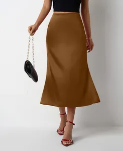 Détail d'une jupe mi-longue en satin marron avec une élégante brillance