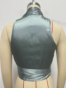 Gedetailleerd achteraanzicht van een saliegroene satijnen halter wrap top op paspop