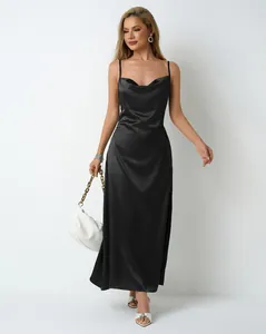 Robe longue nuisette en satin noir élégante avec col bénitier pour femme en détail