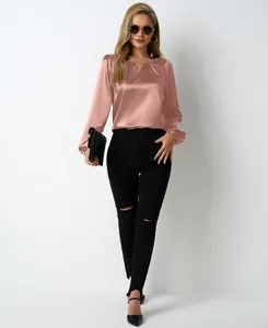 Detail der eleganten Damen-Satinbluse mit Faltenmanschetten und Roségold-Textur