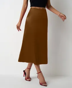 Détail d'une jupe midi en satin marron avec une finition brillante et une coupe trapèze