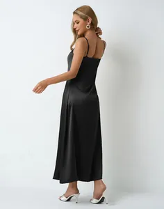Vue de dos latérale d'une robe nuisette midi en satin noir élégante au fini soyeux