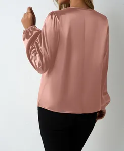 Rückansicht einer eleganten rosafarbenen Satinbluse mit einer schimmernden Textur
