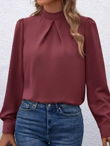 Detailansicht des eleganten Faltenkragens und der Satinstruktur der weinroten Bluse