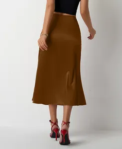 Vue arrière élégante d'une jupe midi en satin marron style sirène pour femme en détail