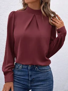 Elegante burgunderrote Satinbluse mit langen Ärmeln und plissiertem Stehkragen für Damen