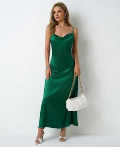 Robe nuisette élégante en satin vert émeraude avec col bénitier et silhouette sophistiquée.