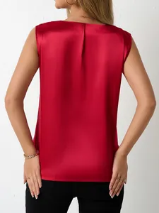 Rückansicht der eleganten roten Satin-Ärmellosen Bluse für Damen, ideal für das Büro.